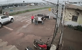VÍDEO: Homem escapa por pouco de ser atingido por carro desgovernado em acidente