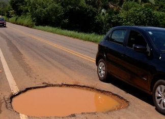 Cheio de buracos, trecho da TO-010 aumenta risco de acidentes e danifica veículos: ‘a gente fica vulnerável’