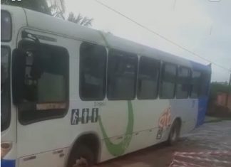 Ônibus do transporte coletivo fica preso após trecho de rua afundar na região sul de Palmas