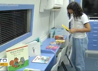 Biblioteca móvel do Sesc percorre pontos turísticos para levar leitura à comunidade em Palmas