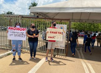Com cartazes e música, grupo incentiva candidatos e alerta os atrasados no 2º dia do Enem; vídeo