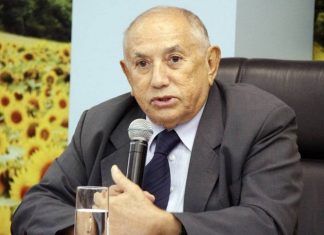 Ex-governador Siqueira Campos fica em observação em hospital de Palmas após mal-estar