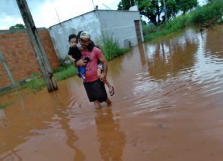 VÍDEO: Extravasamento de esgoto deixa moradores ilhados e com água no joelho após chuva em Araguaína