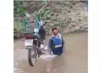 Sem ponte, moradores fazem espécie de ‘tirolesa’ para atravessar motocicleta em rio; Veja vídeo