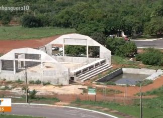 Piscina construída no Centro Olímpico da PM acumula água parada e deixa moradores com medo em Palmas