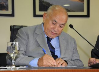 Ex-governador Siqueira Campos recebe alta após passar a noite em observação por causa de mal-estar