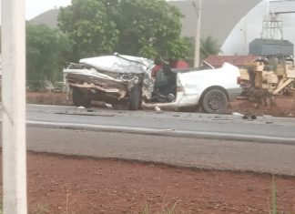 Motorista fica gravemente ferido após bater de frente com caminhão na BR-153; veículo ficou destruído