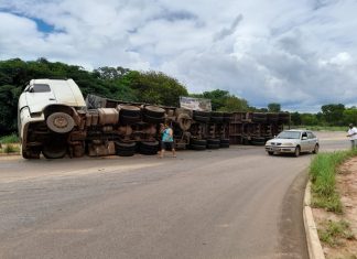 Carreta tomba em rotatória na NS-15 e carga fica espalhada por pista de caminhada