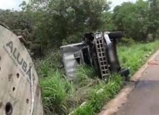 Engavetamento de veículos pesados deixa motorista ferido na BR-153; VÍDEO