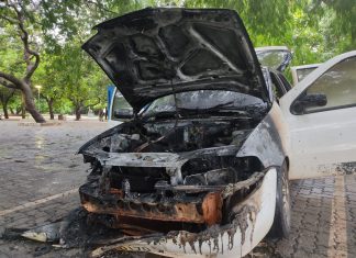 Carro pega fogo minutos após mulher estacionar em praça no centro de Palmas