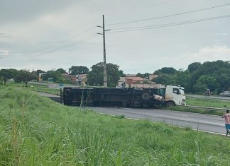 Carreta fica atravessada no meio da BR-010 após tombamento em Palmas