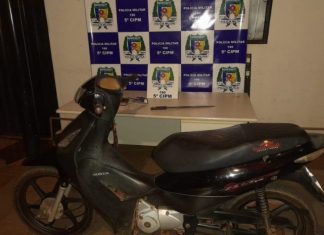 Suspeito de furto é preso após dona de moto ver veículo tendo peças retiradas na porta de casa
