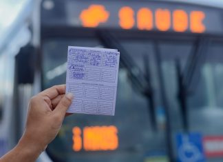 Vacinas contra o coronavírus e gripe são aplicadas em estações de ônibus de Palmas