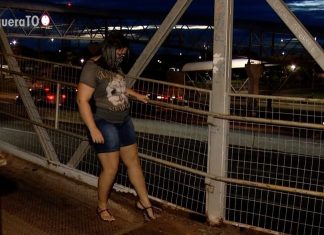 Com buracos e grade cortada, passarela oferece perigo a moradores em Taquaralto