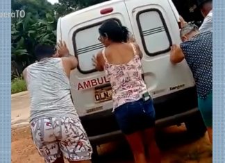 Parentes de idoso socorrido em ambulância empurram veículo após problema mecânico; VÍDEO