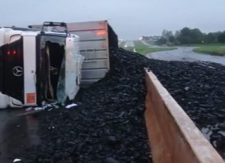 Caminhão tomba e carvão fica espalhado pela BR-153 em Colinas do Tocantins