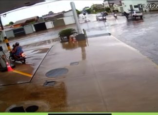 VÍDEO: Motociclista empina moto em cruzamento e é arremessado após atingir carro em Gurupi