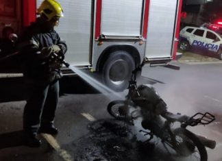 Moto é incendiada por criminosos no centro de Araguaína