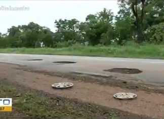 Buraco estoura dois pneus de caminhonete ao mesmo tempo na BR-153; trecho gera prejuízos