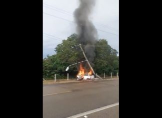 VÍDEO: Carro pega fogo após motorista bater em poste perto do aeroporto de Palmas