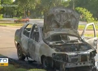 Carro fica completamente destruído após incêndio em avenida de Palmas