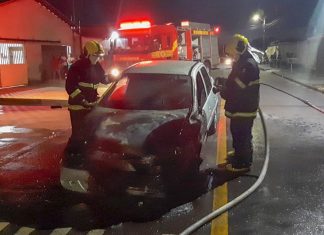 Carro pega fogo enquanto motorista trafegava por rua de Araguaína
