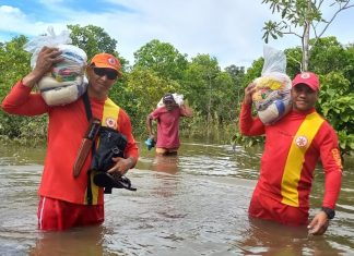 Equipes percorrem trechos alagados e áreas de mata para entregar cestas básicas a famílias impactadas por enchentes