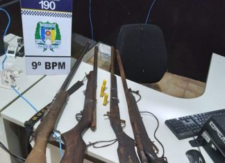 Suspeito de homicídio foge pulando muro e polícia encontra espingardas dentro da casa dele no TO