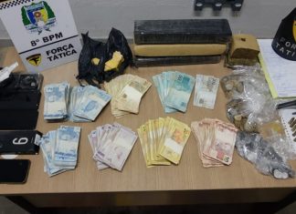 Polícia Militar prende pai e filho por tráfico de drogas e encontra mais de R$ 20 mil em casa