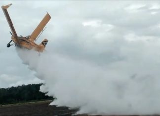 Avião agrícola cai em fazenda no Tocantins após asas quebrarem e piloto sobrevive; VÍDEO