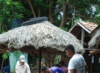 Família limpa restaurante invadido por água após enchente em Peixe