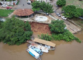 FOTOS: Parte do cais do porto cede após mais de 12h de chuva em Tocantinópolis