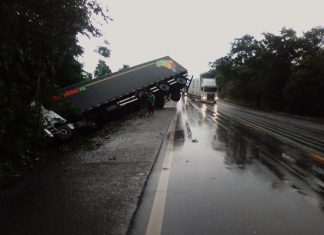 Motorista sai ileso de carreta que saiu da pista após derrapar em óleo na BR-153