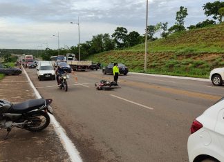 Batida entre carro e moto deixa trânsito lento no trecho sul da Teotônio Segurado