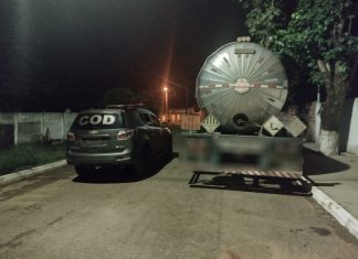 Batalhão rodoviário da PM prende três suspeitos furtando carga de caminhão-tanque