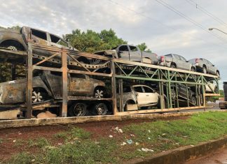 Caminhonetes ficam destruídas após caminhão-cegonha pegar fogo em Porto Nacional