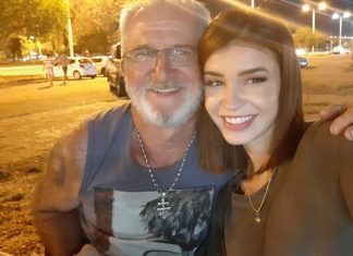 Modelo descobre, aos 27 anos, que é filha biológica do homem que chamou de padrasto desde criança