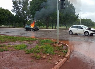 Batida entre veículos deixa dois feridos em avenida de Palmas; carro pegou fogo