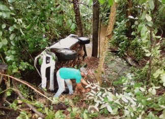 Carro com mulher e criança desce ribanceira e cai em córrego às margens da BR-153