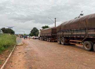 Balsa na divisa do Tocantins com o Maranhão tem filas e longas esperas na saída para as festas de fim de ano