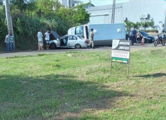 Ambulância tomba em Porto Nacional após colisão no anel viário