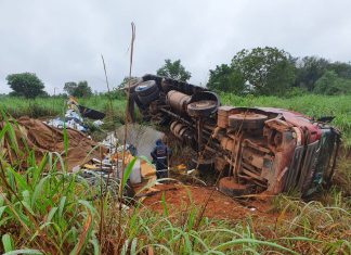 Homem sobrevive a capotamento de carreta, mas sofre parada cardiorrespiratória e morre a caminho do hospital