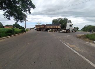 Homem morre após motocicleta e caminhão baterem em trevo na BR-153