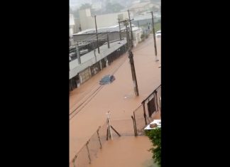 Chuva alaga ruas de Araguaína e deixa moradora ilhada em carro; veja o vídeo