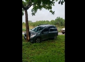 Carro sai da pista e bate em árvore após colisão no anel viário de Porto Nacional; Vídeo