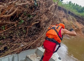 Bombeiros retomam buscas com barcos a adolescente desaparecido após nível do rio baixar