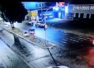 Homem morre após perder controle de moto e bater em vaso de plantas; VÍDEO