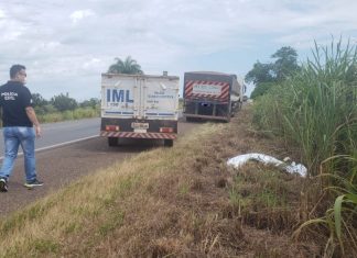 Motociclista morre após bater de frente com carreta na BR-153