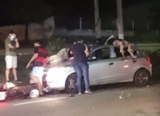 Casal é arremessado após colisão e vai parar em cima de carro em Araguaína