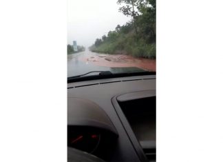 Deslizamento de terra faz veículos perderem controle na TO-080